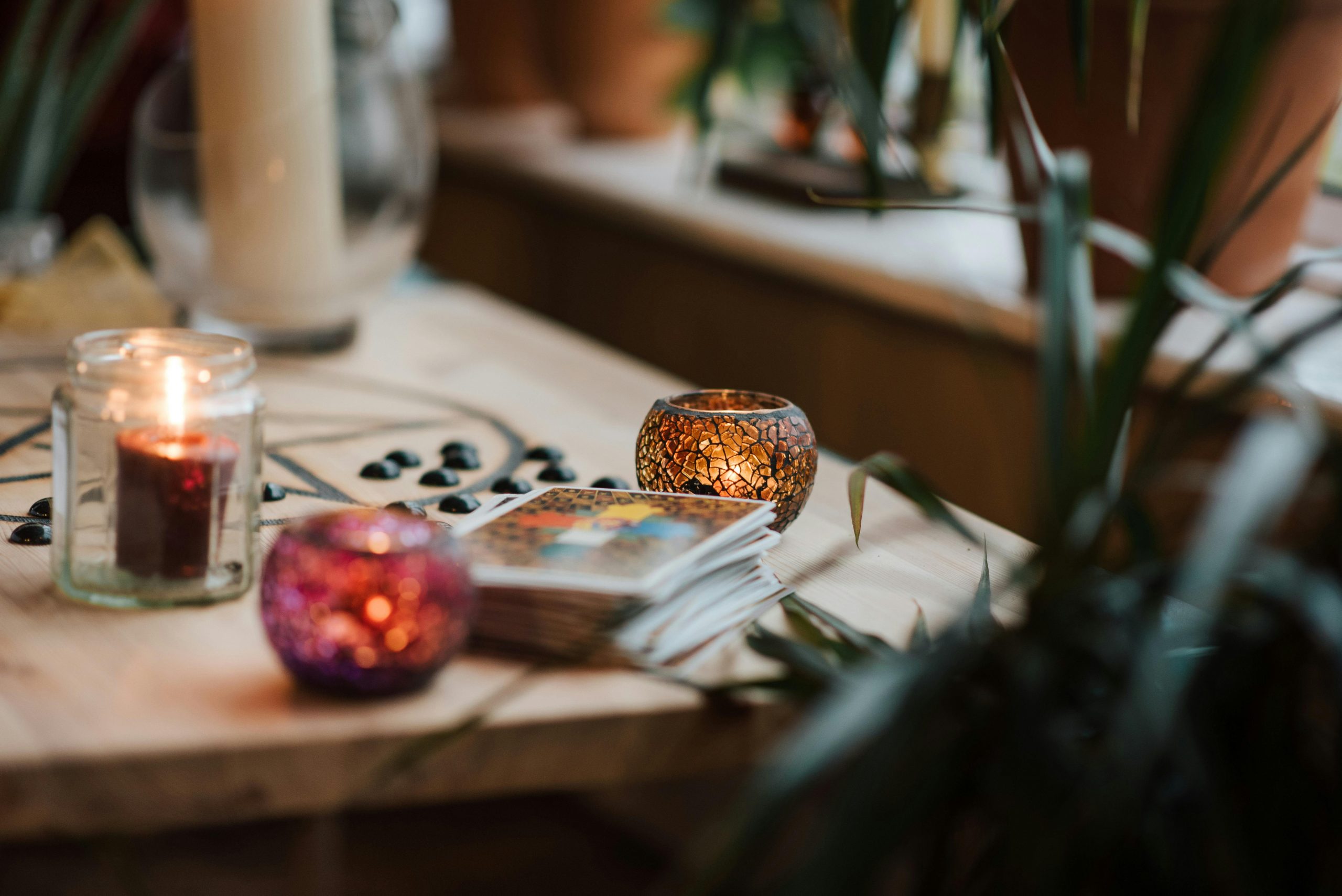 Encuentra Calma en las Cartas: Ejercicios Sencillos de Tarot para Manejar el Estrés y la Ansiedad ante lo Desconocido