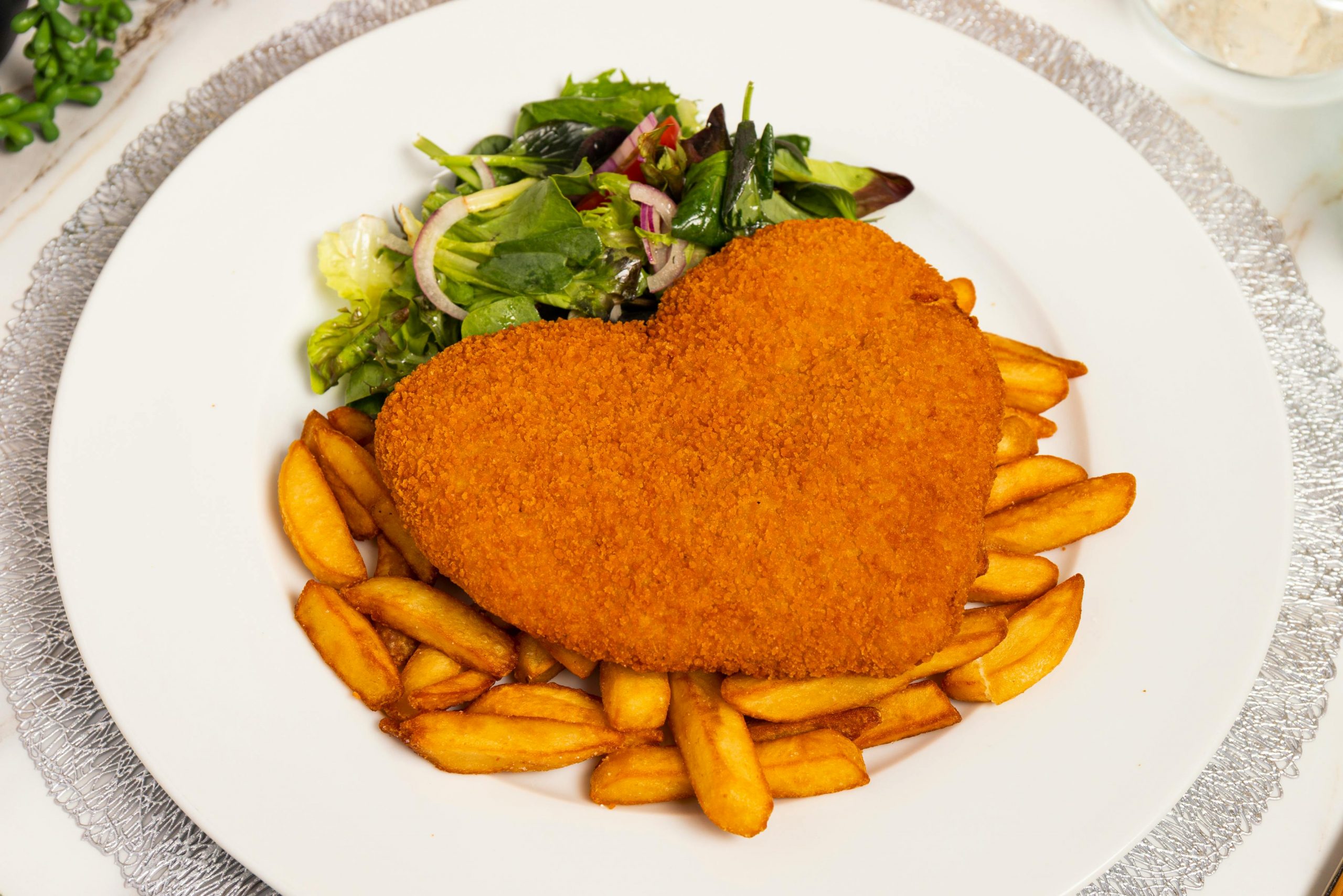 El eco nacional de la gastronomía asturiana: La noticia del cachopo en COPE Huelva y el auge gourmet